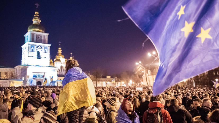 У стен Михайловского собора в Киеве собрались около тысячи сторонников евроинтеграции