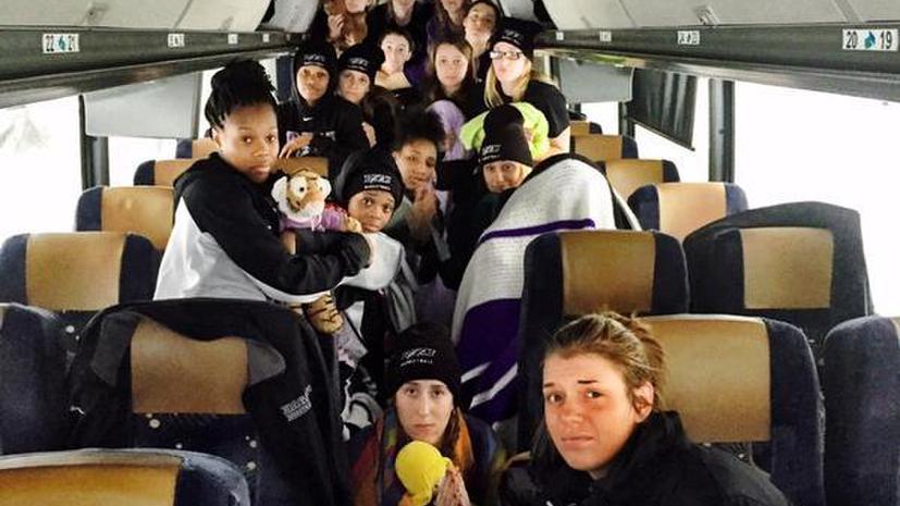 В США снежный шторм сутки «держал в заложниках» женскую баскетбольную команду