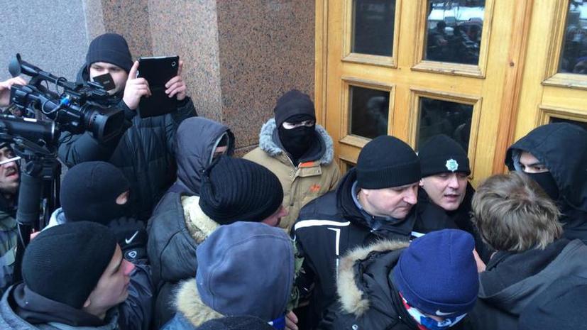 Протестующие предприняли попытку штурма здания мэрии Киева