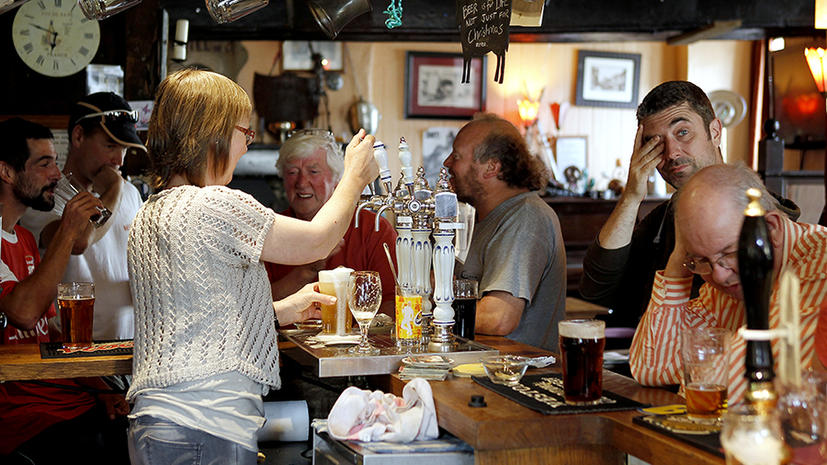 Посетителей британских пабов вместо пива начали поить водой