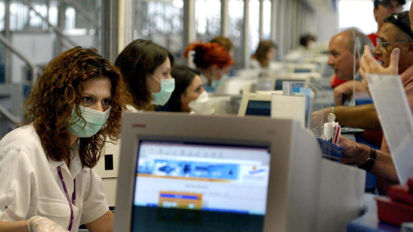 Миллионы греков лишились государственной медицинской страховки