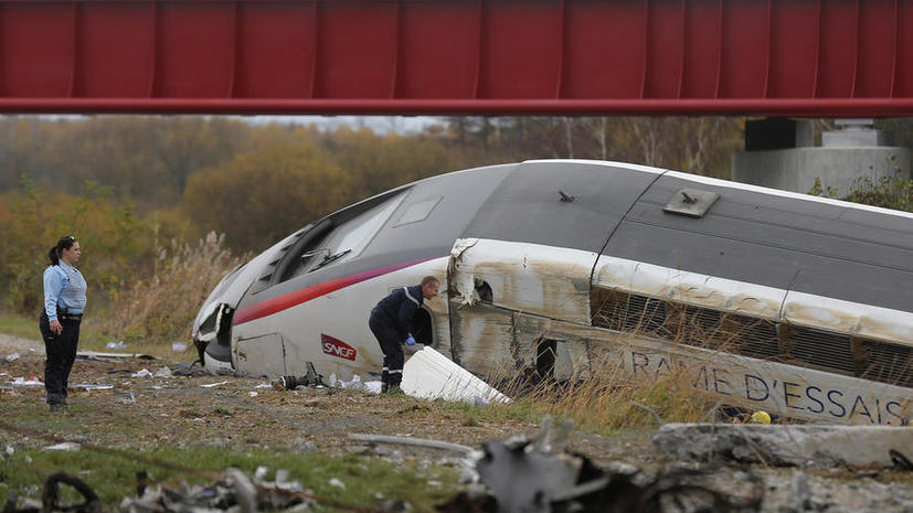Не менее семи человек погибли при крушении скоростного поезда во Франции