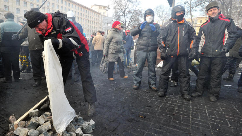 В Черновцах протестующие начали штурм здания госадминистрации