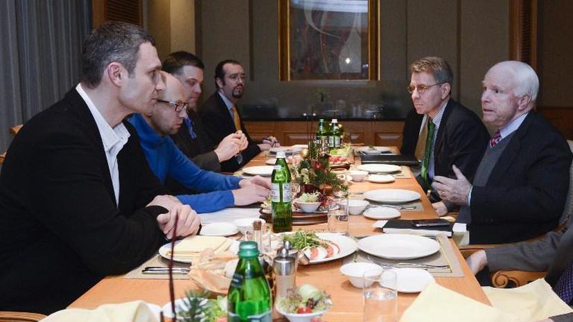 Сенатор Джон Маккейн встретился с лидерами украинской оппозиции