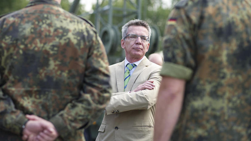 Министр обороны Германии намерен привлечь в ряды вооружённых сил десять тысяч женщин