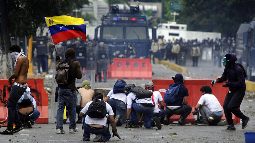 Николас Мадуро: Оппозиция штурмует высотное здание в столице