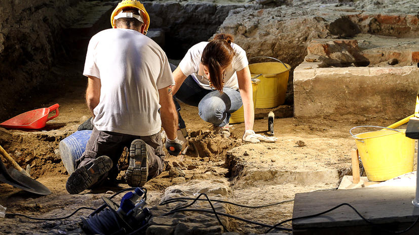 Британские археологи раскопали римский театр под древним холмом