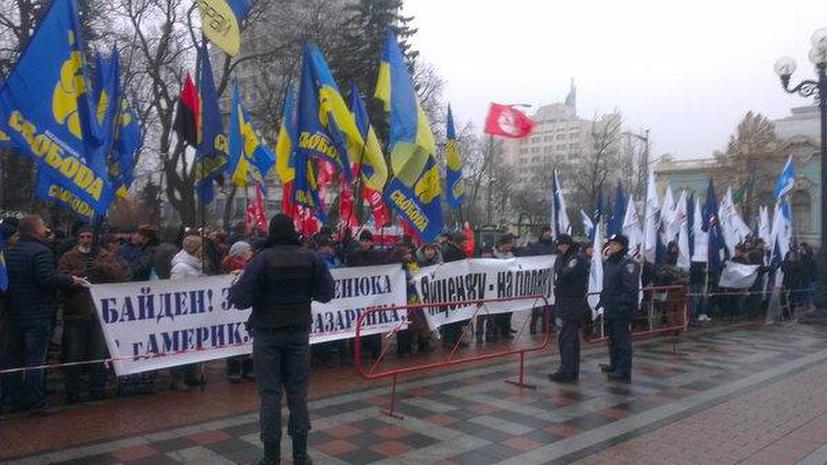«Яценюк, иди прочь!»: митинг за отставку кабмина проходит у Верховной рады Украины