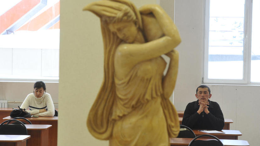 Роскомнадзор опроверг информацию о намерении «спрятать» картины и статуи от детей