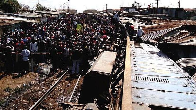 В Кении сошёл с рельсов поезд, люди заблокированы в вагонах