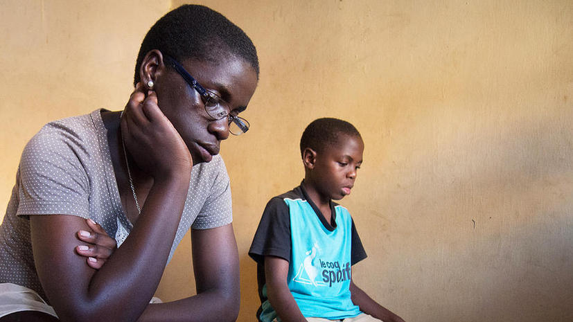 Дети Уганды страдают от редкого заболевания: они не могут перестать кивать