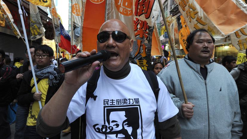 В Гонконге десятки тысяч человек протестуют против местных властей
