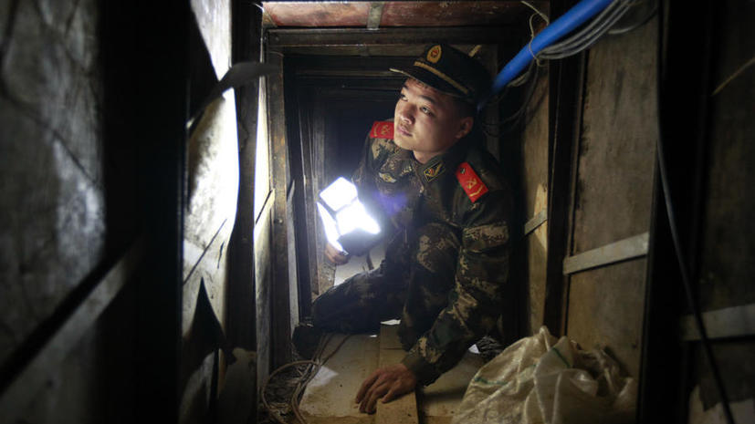 Полиция Китая обнаружила 40-метровый тоннель, прорытый контрабандистами в Гонконг