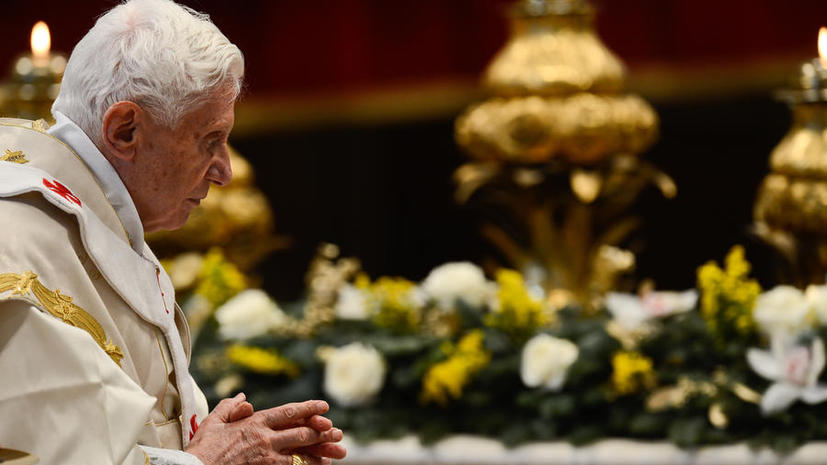 Бенедикт XVI отверг обвинения в покровительстве священникам-педофилам