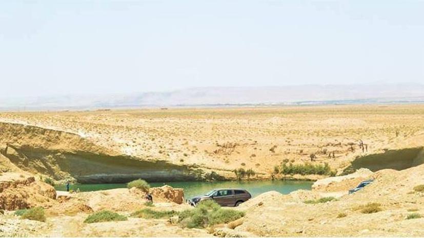 В Тунисе в центре пустыни появилось загадочное озеро