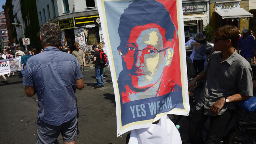 Отец Сноудена: Ситуация вокруг Эдварда порождена не Россией, а спецслужбами США
