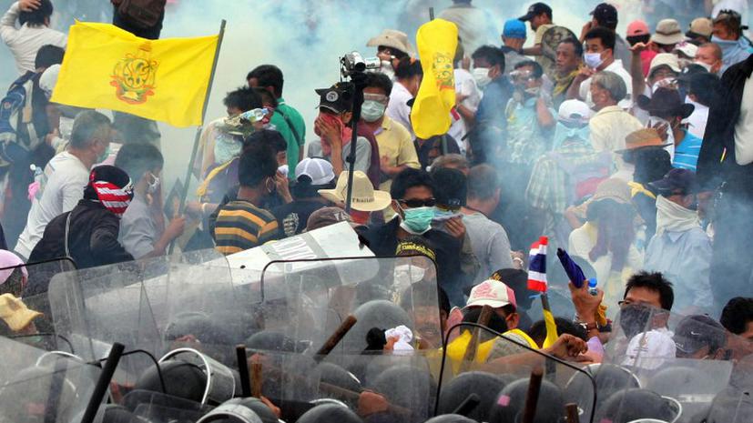 Многотысячные антиправительственные акции протеста в Таиланде переросли в беспорядки