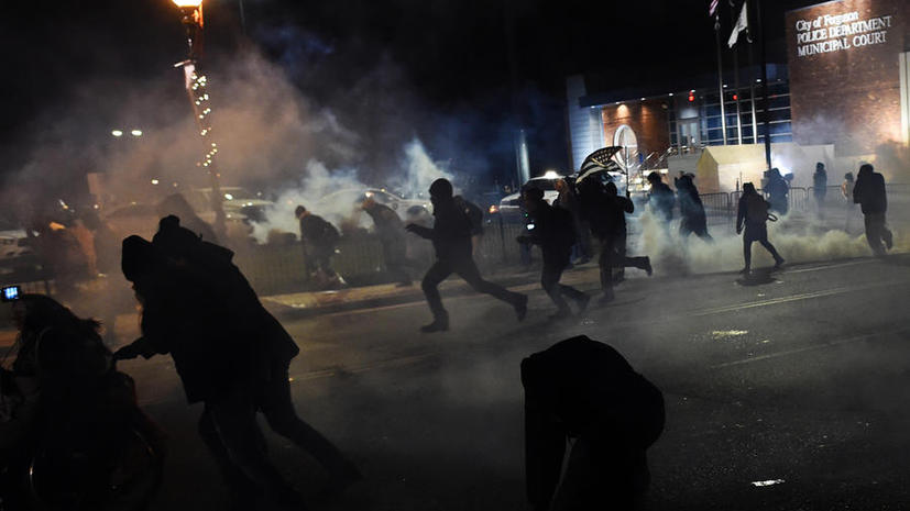 Обстановка в Фергюсоне накаляется: полиция применила слезоточивый газ