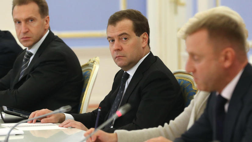 Дмитрий Медведев решил сократить число региональных чиновников