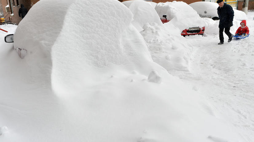 С последствиями снегопада в Киеве борется бронетехника