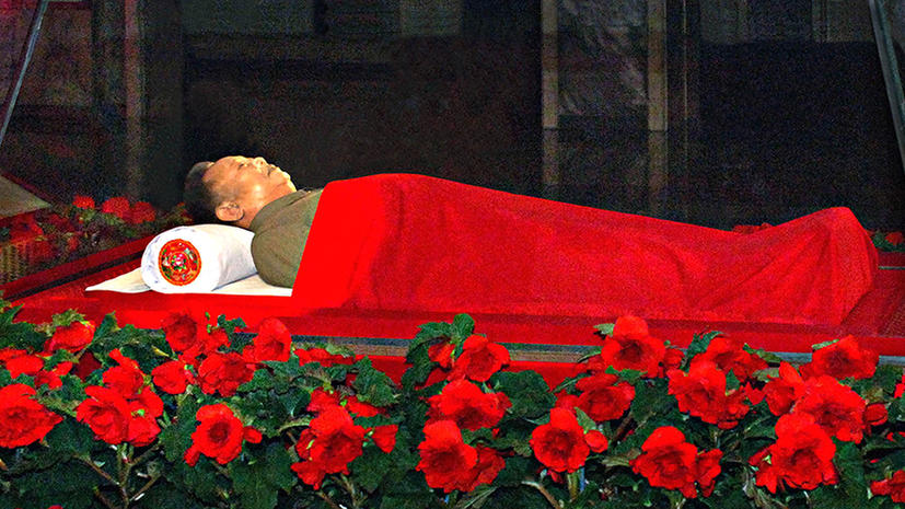 Ким Чен Ира выставили напоказ в прозрачном гробу