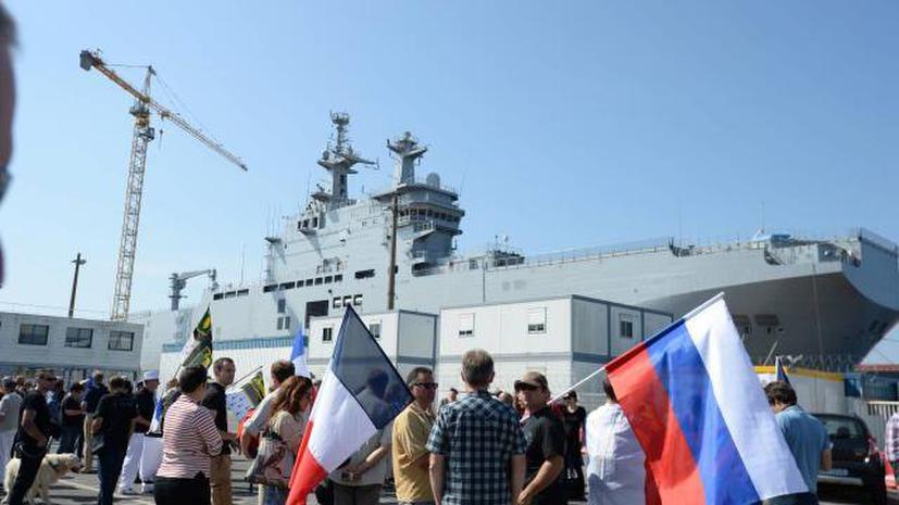 ​Во Франции прошла акция в поддержку передачи России вертолётоносцев «Мистраль»