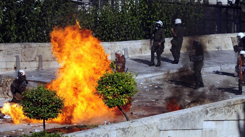 Бои в центре Афин: Демонстранты штурмуют парламент, сотни задержанных