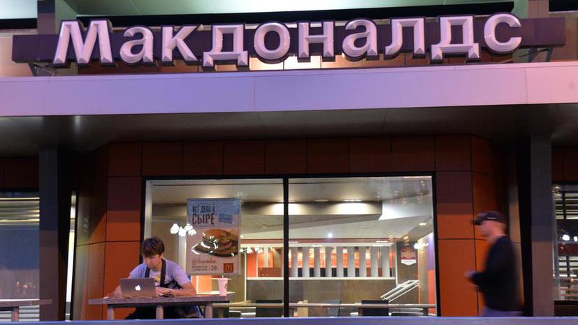Не только Роспотребнадзор: Московские посетители McDonald’s недовольны несвежим мясом и мухами