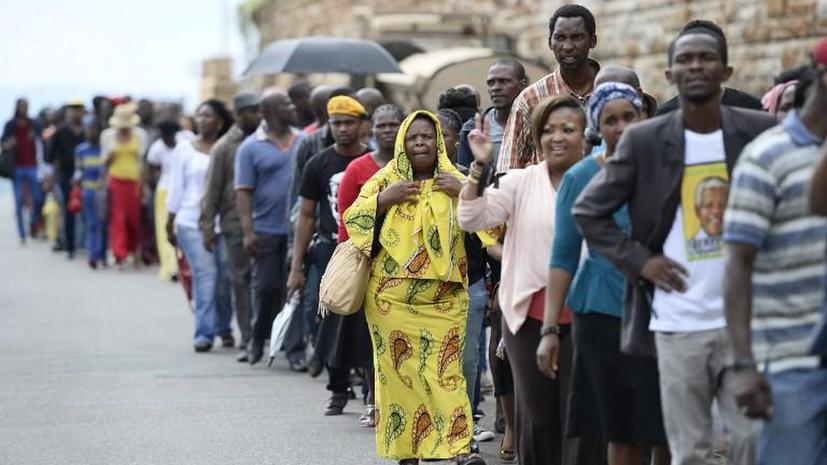 Сотни жителей ЮАР прорвали оцепление полиции, чтобы попрощаться с Нельсоном Манделой