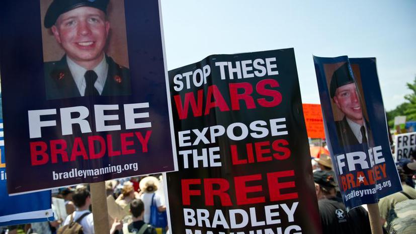 Сотни американцев вышли на демонстрацию в поддержку информатора WikiLeaks Брэдли Мэннинга