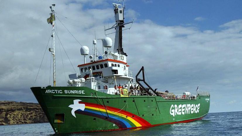 Судно Greenpeace, задержанное российскими пограничниками, отбуксировали в порт Мурманска