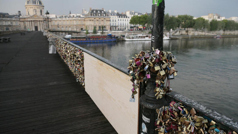 Парижский «мост любви» частично обрушился под тяжестью декоративных замочков