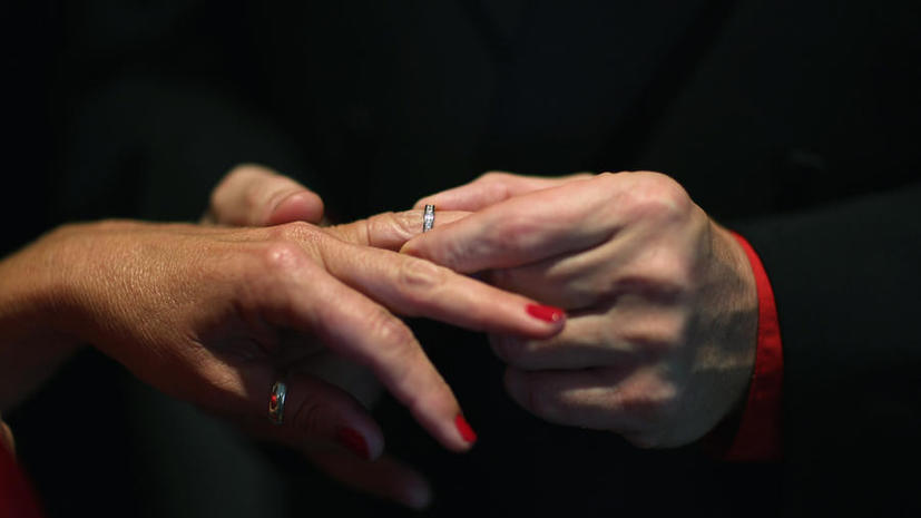 Американец за $10 продал обручальное кольцо жены,  которое сам же покупал за $23 тыс.