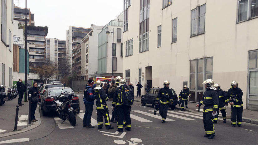 Первые фото и видео с места трагедии в парижской редакции, где были убиты 12 человек