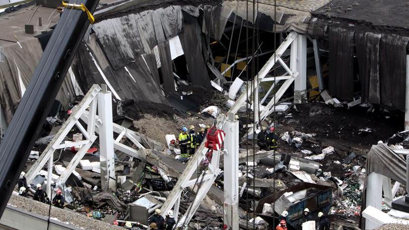 Число погибших под завалами обрушившегося торгового центра в Риге достигло 50 человек