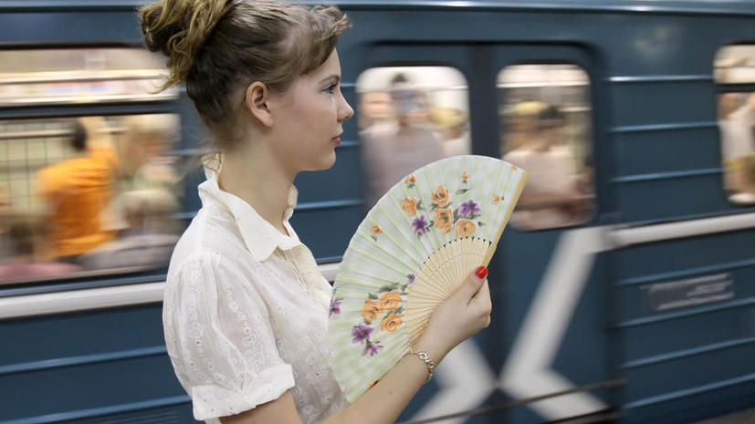 Пассажиров столичного метро от жары спасут бесплатные веера
