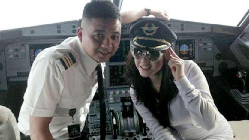 Вьетнамские пилоты бросили штурвал, чтобы сфотографироваться с моделью