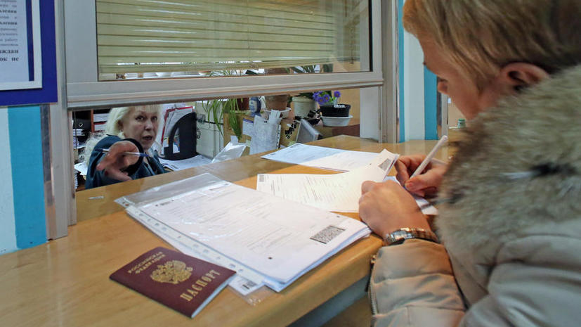 Пластиковые паспорта в России начнут выдавать с 2015 года