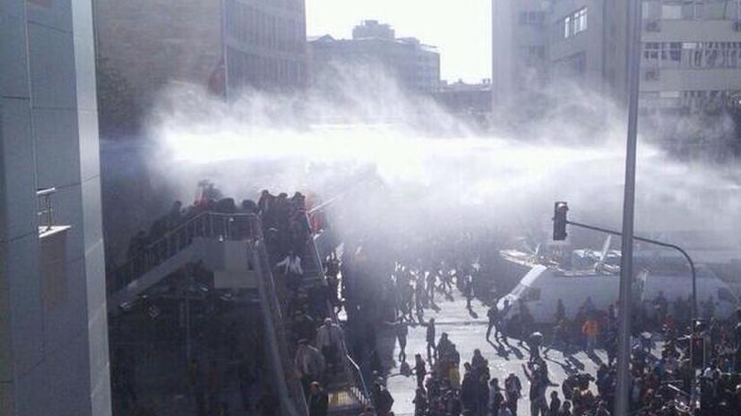 Турецкая полиция с помощью водомётов и слезоточивого газа разогнала многотысячную манифестацию в Анкаре