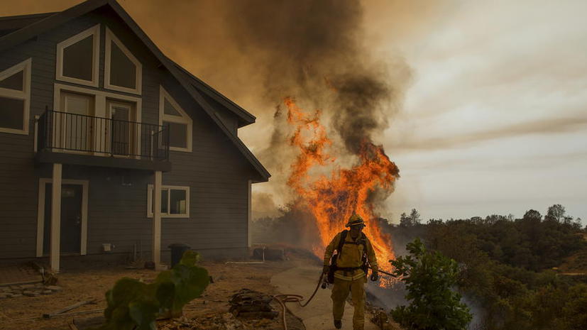 В Калифорнии лесной пожар площадью более 26 тыс. гектар угрожает 6 тыс. зданий