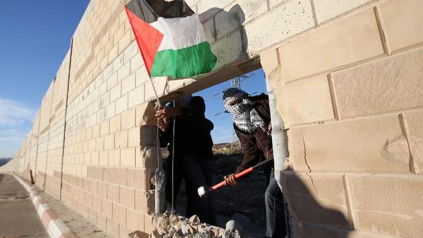 В годовщину падения Берлинской стены палестинцы пробили брешь в израильском барьере