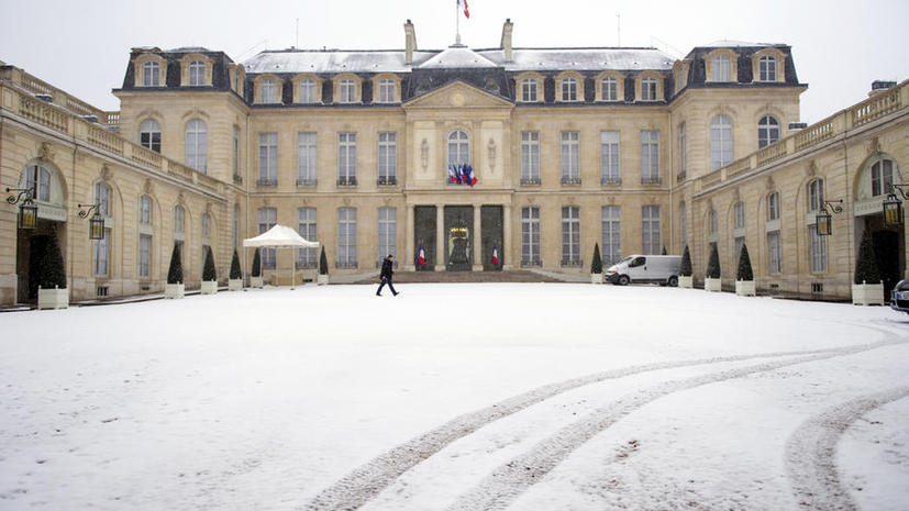 Театральный режиссёр попытался протаранить ворота дворца президента Франции в знак протеста
