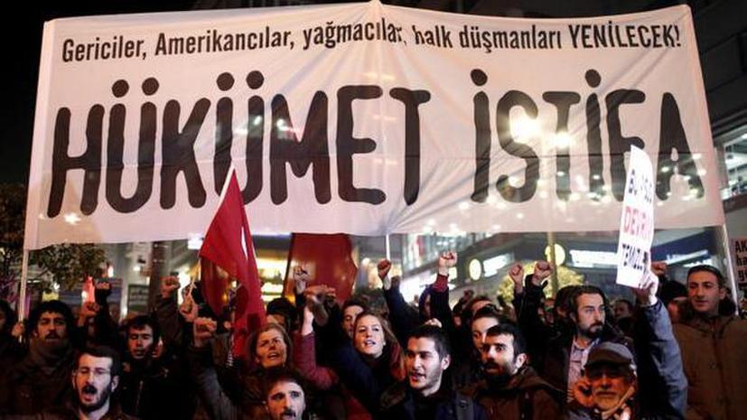 В крупных городах Турции демонстранты требуют отставки правительства