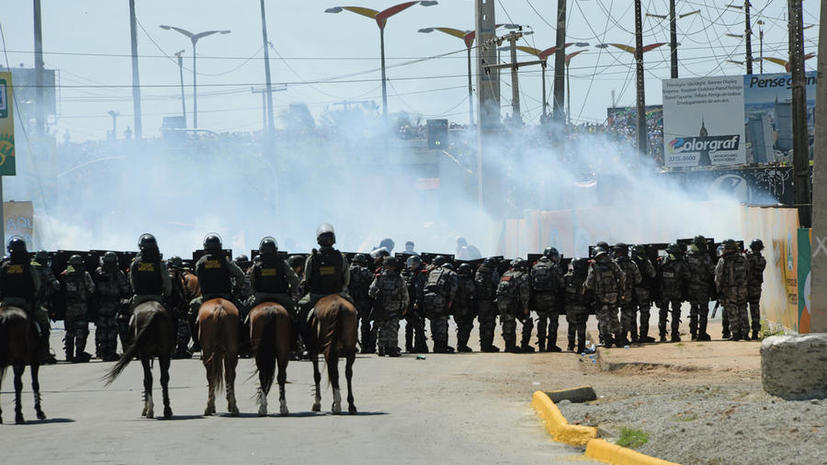 В Бразилии полиция разгоняет демонстрантов слезоточивым газом и резиновыми пулями