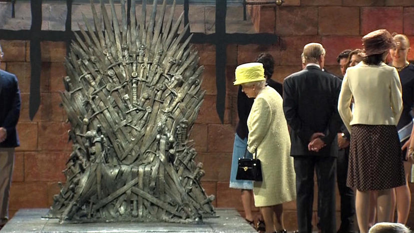 Королева Елизавета II предпочла Железному Трону из сериала «Игра Престолов» свой