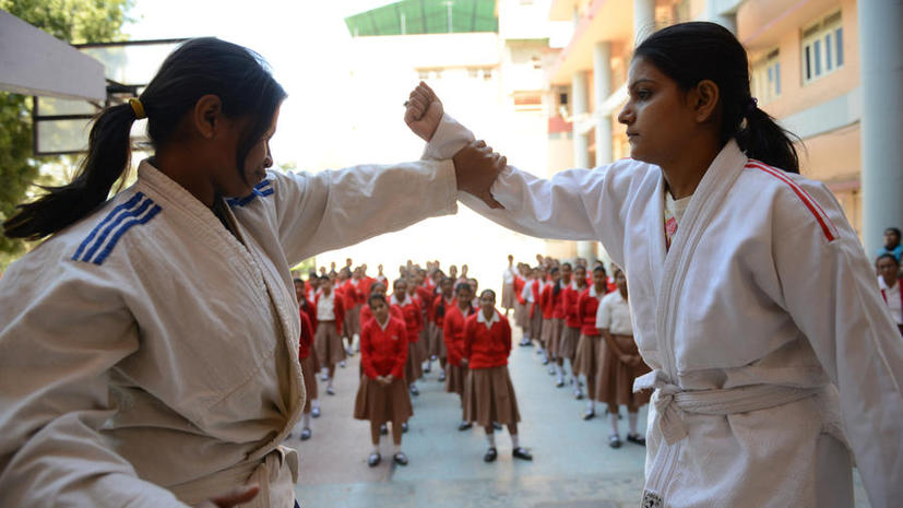 Студентки в Индии противостоят насильникам с помощью науки