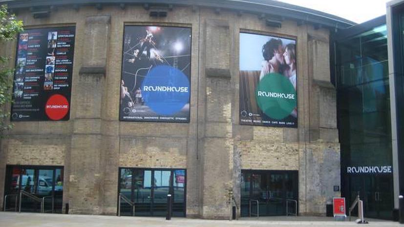 Четыре человека пострадали в результате обрушения декораций в лондонском концертном зале