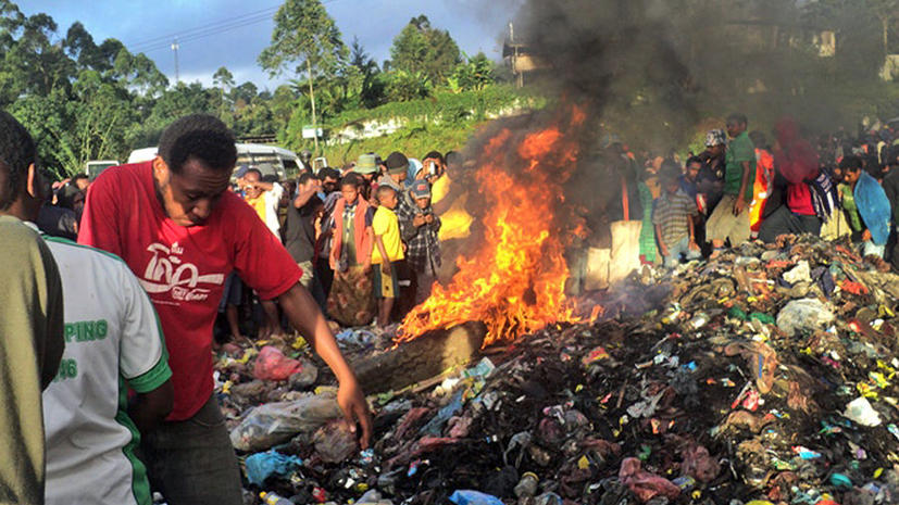 В Папуа-Новой Гвинее заживо сожгли 20-летнюю ведьму
