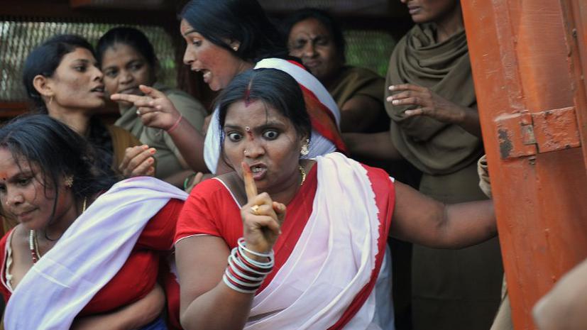Индийским женщинам запретили пользоваться мобильными телефонами