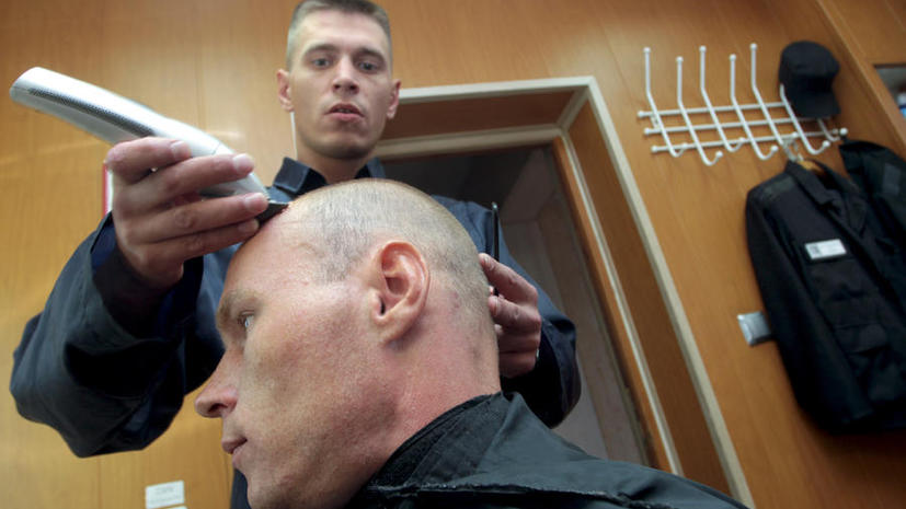В Таджикистане парикмахер убил начальника СИЗО ножницами во время стрижки